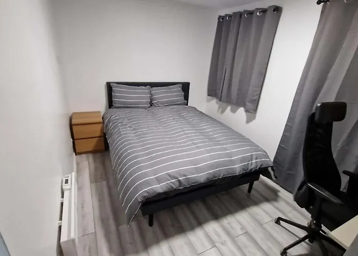 Cozy Modern 3 Bed, 2 Bedroom Apartment - Secure Parking - Close To Manchester City Centre And Old Trafford